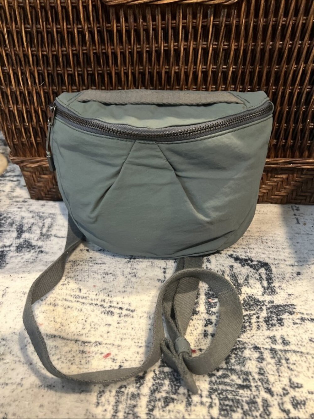 Athleta Belt Bag Crossbody Fanny Pack Blue Green Zipper Bag